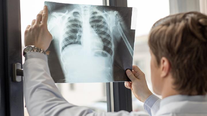 参照孕期营养“黄金因子”，帮助胎儿全面发育